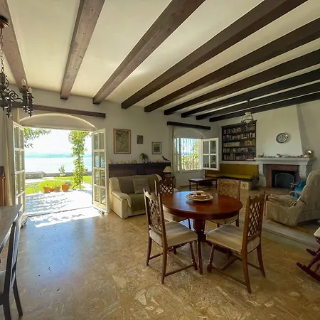 Beachfront Family Villa Erétria